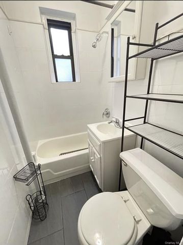 2106 35 C3, Astoria, NY 11102