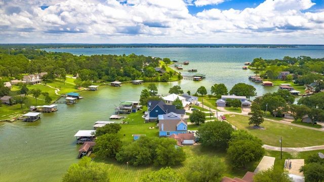 318 Harbor View Drive, Livingston, TX 77351
