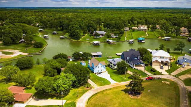 318 Harbor View Drive, Livingston, TX 77351