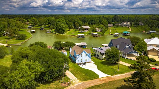 318 Harbor View Drive, Livingston, TX 77351
