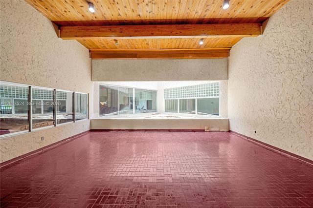 7000 NW 17th Street 303, Plantation, FL 33313