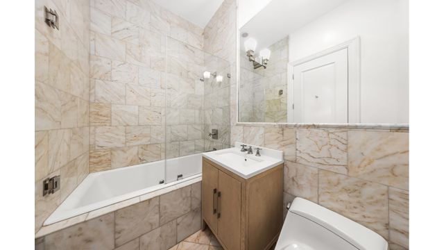 18 E 62ND Street, New York City, NY 10065