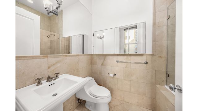 18 E 62ND Street, New York City, NY 10065