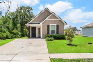 1213 E Saint Charles St, Gonzales, LA 70737
