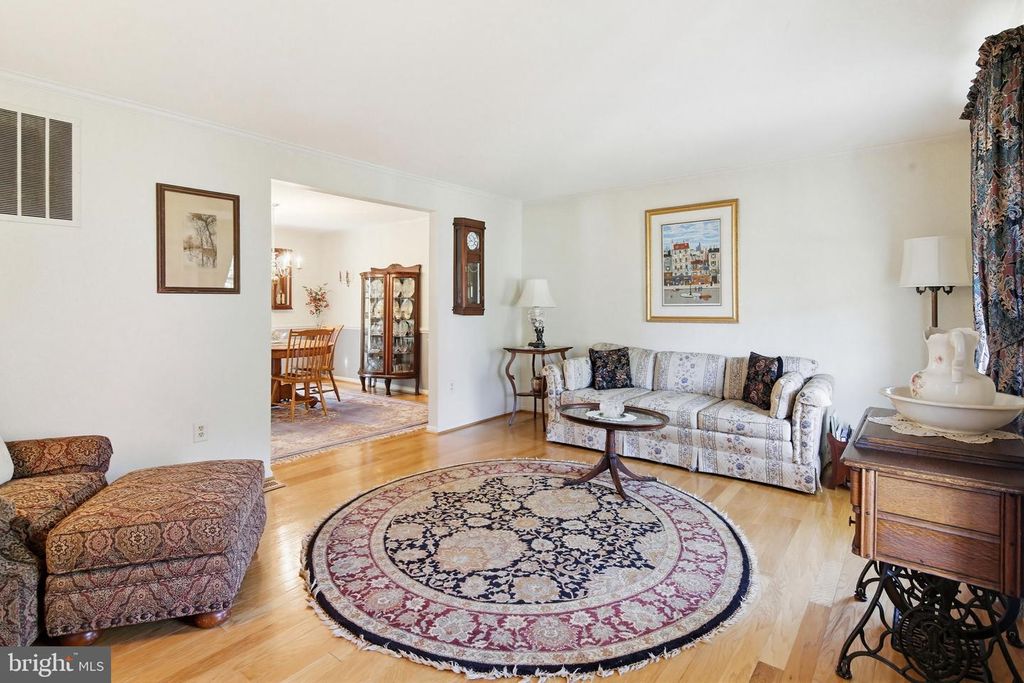 Image 10 of property listing at 1017 WINDMILL LN, Silver Spring, MD 20905