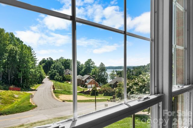 1025 N Shore Drive, Hickory, NC 28601