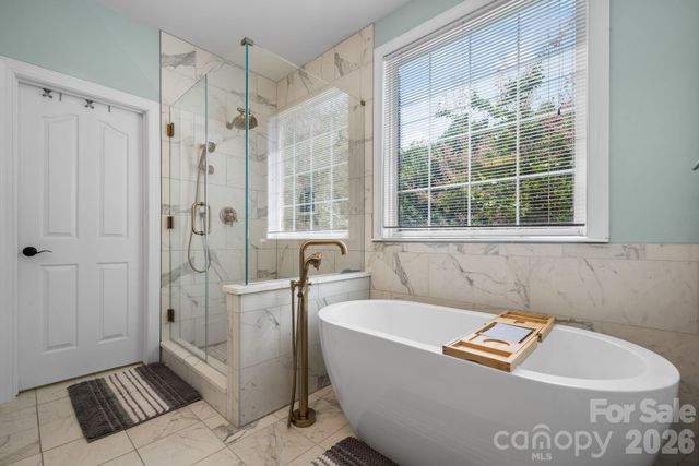 1025 N Shore Drive, Hickory, NC 28601