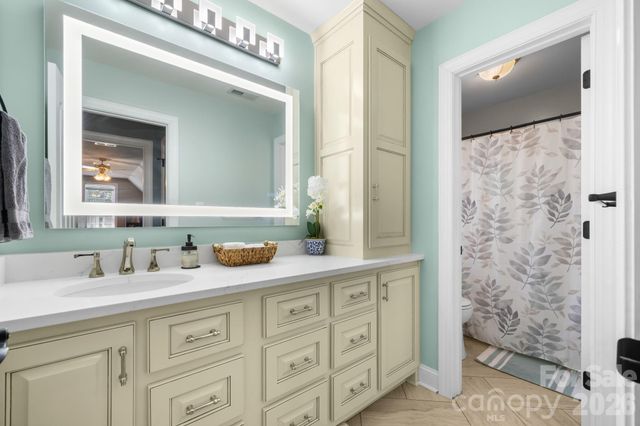 1025 N Shore Drive, Hickory, NC 28601
