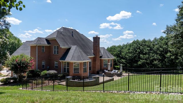 1025 N Shore Drive, Hickory, NC 28601