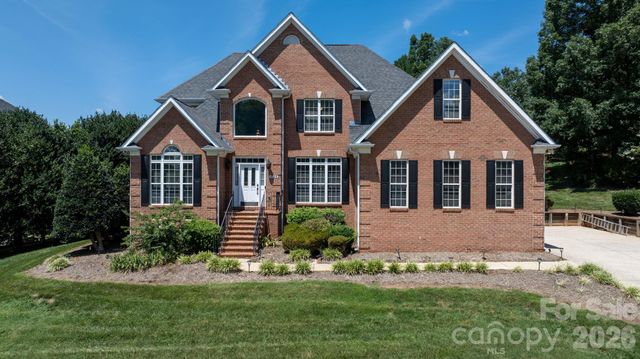 1025 N Shore Drive, Hickory, NC 28601