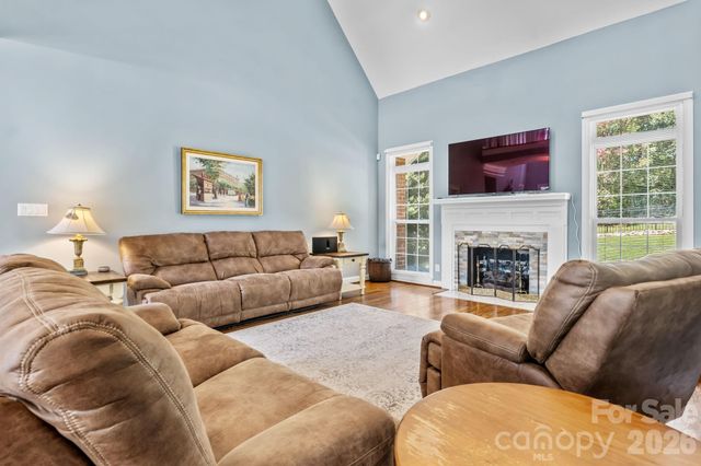 1025 N Shore Drive, Hickory, NC 28601