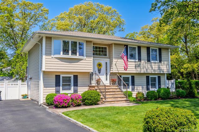 46 Hewitt Boulevard, Center Moriches, NY 11934