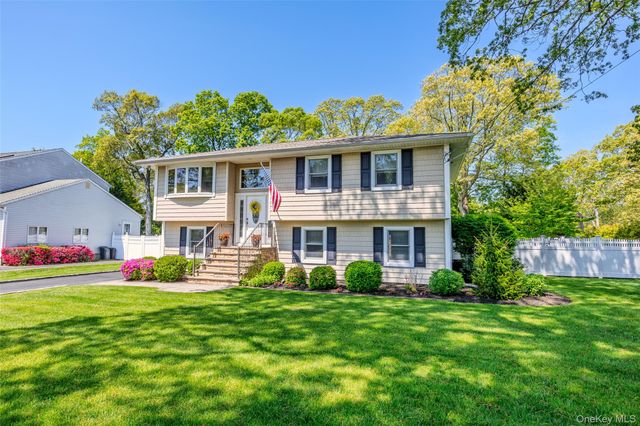 46 Hewitt Boulevard, Center Moriches, NY 11934