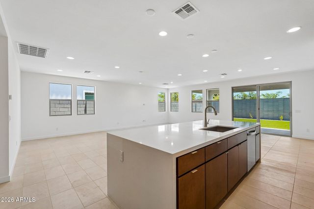 7951 W LOMA Lane, Peoria, AZ 85345