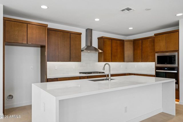 7951 W LOMA Lane, Peoria, AZ 85345