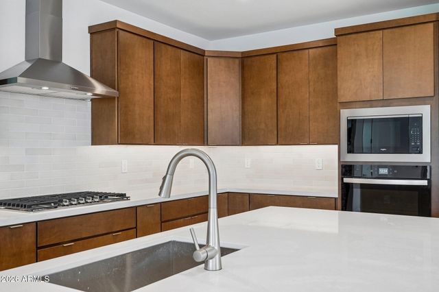 7951 W LOMA Lane, Peoria, AZ 85345