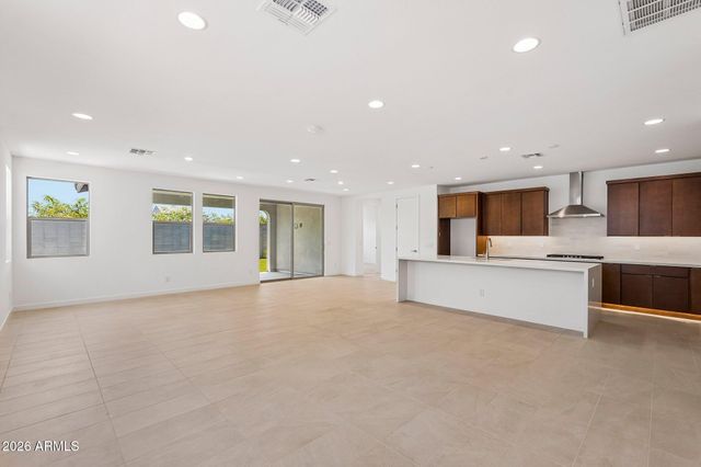 7951 W LOMA Lane, Peoria, AZ 85345