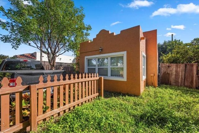 6704 Garden Avenue, West Palm Beach, FL 33405