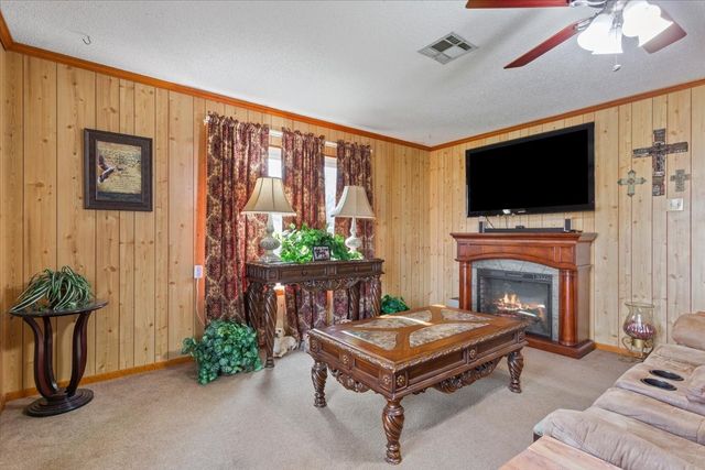 1832 W White Oak Road, West, TX 76691