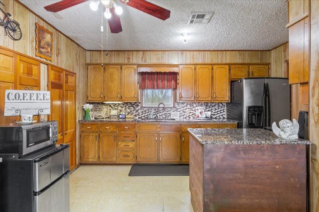 1832 W White Oak Road, West, TX 76691