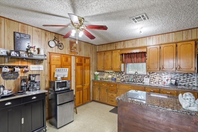 1832 W White Oak Road, West, TX 76691