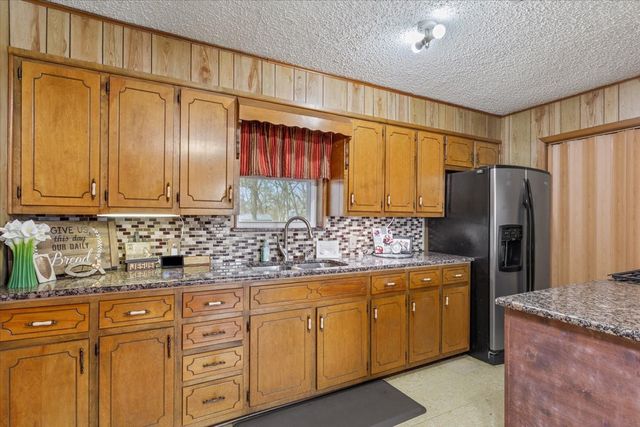 1832 W White Oak Road, West, TX 76691