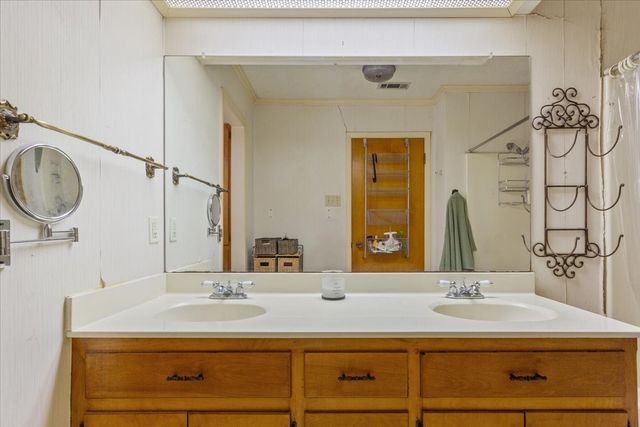 1832 W White Oak Road, West, TX 76691