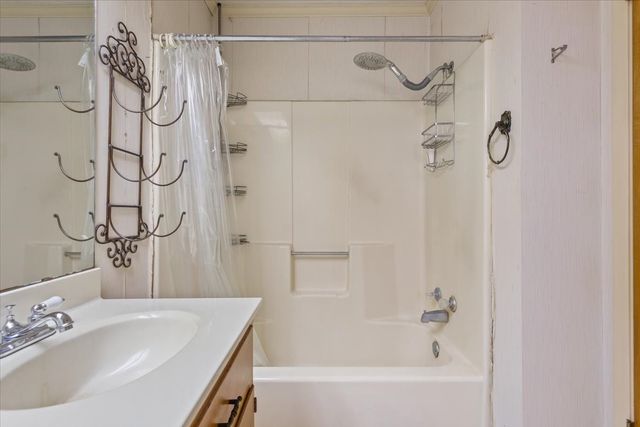 1832 W White Oak Road, West, TX 76691