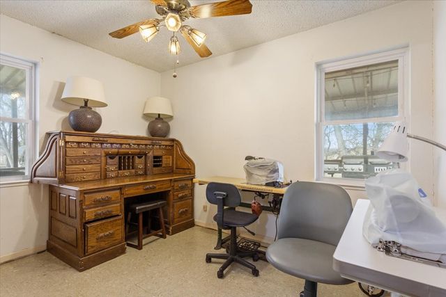 1832 W White Oak Road, West, TX 76691