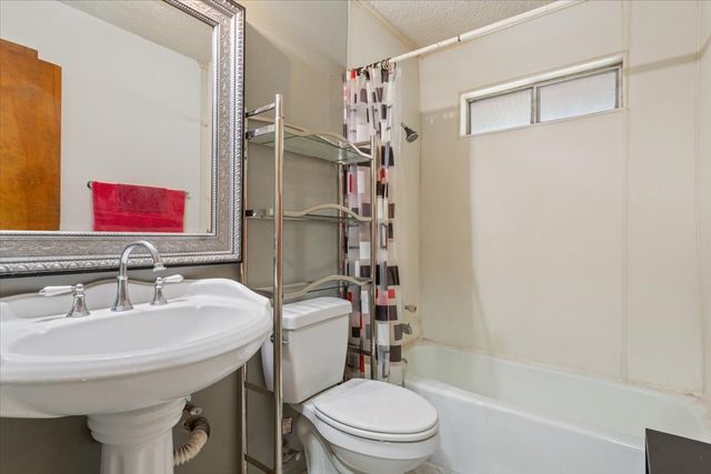 1832 W White Oak Road, West, TX 76691