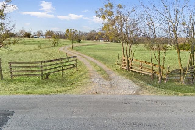 1832 W White Oak Road, West, TX 76691