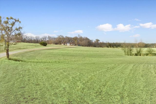 1832 W White Oak Road, West, TX 76691