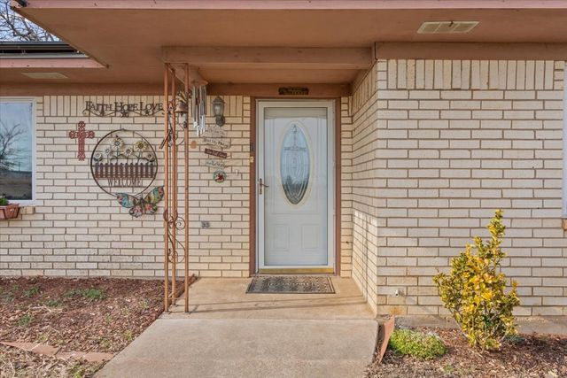 1832 W White Oak Road, West, TX 76691