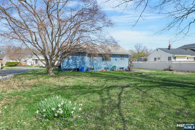 25 Stiles Court, Pompton Lakes, NJ 07442