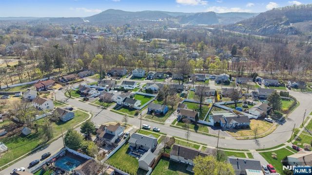 25 Stiles Court, Pompton Lakes, NJ 07442