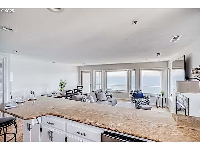 1123 N HIGHWAY 101 18, Depoe Bay, OR 97341