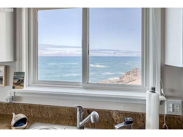 1123 N HIGHWAY 101 18, Depoe Bay, OR 97341