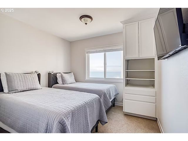 1123 N HIGHWAY 101 18, Depoe Bay, OR 97341