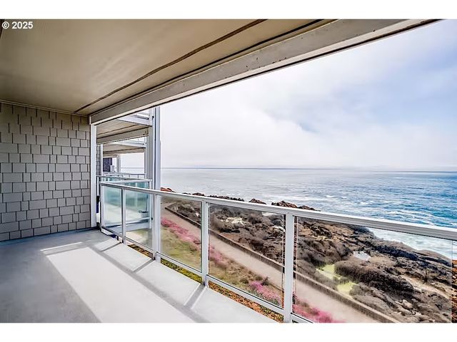 1123 N HIGHWAY 101 18, Depoe Bay, OR 97341