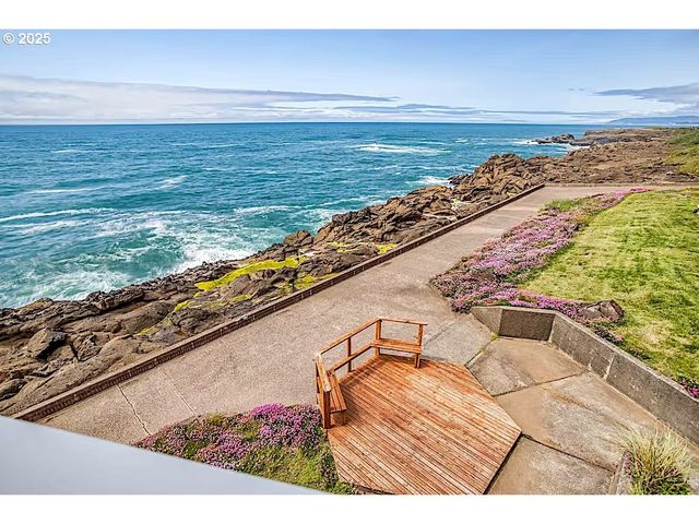 1123 N HIGHWAY 101 18, Depoe Bay, OR 97341