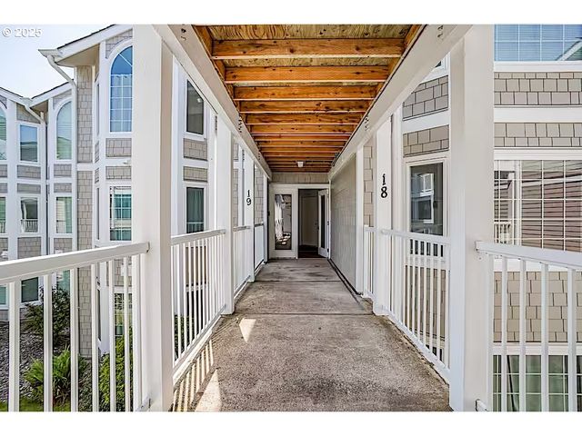 1123 N HIGHWAY 101 18, Depoe Bay, OR 97341