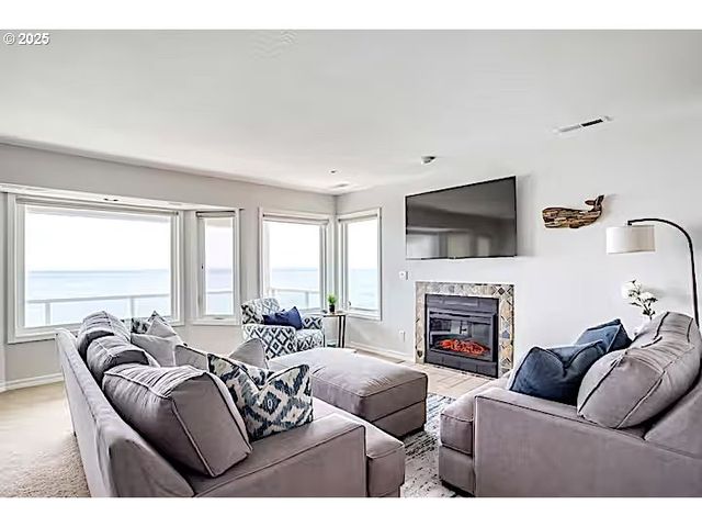 1123 N HIGHWAY 101 18, Depoe Bay, OR 97341