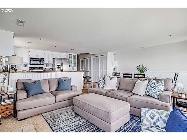 1123 N HIGHWAY 101 18, Depoe Bay, OR 97341