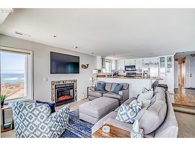 1123 N HIGHWAY 101 18, Depoe Bay, OR 97341