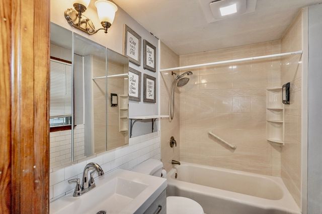 15 Kenwood Street, Westfield, MA 01085