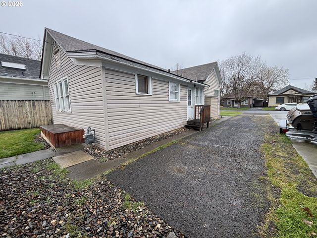 2208 CEDAR St, La Grande, OR 97850