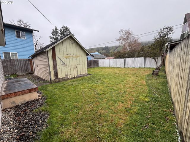 2208 CEDAR St, La Grande, OR 97850