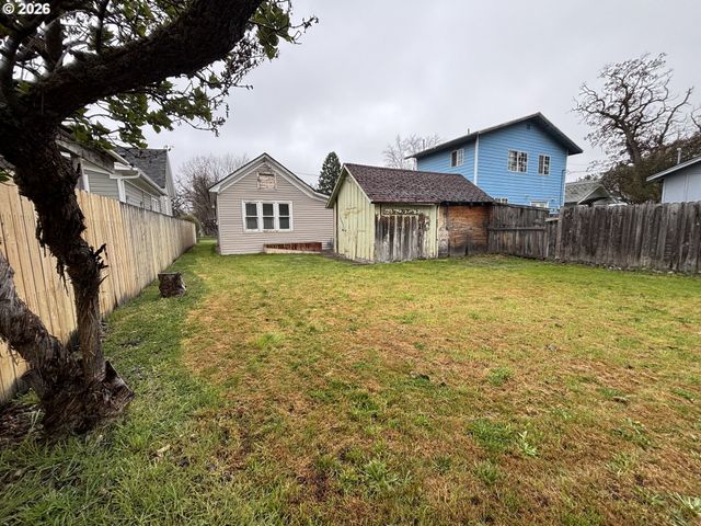2208 CEDAR St, La Grande, OR 97850