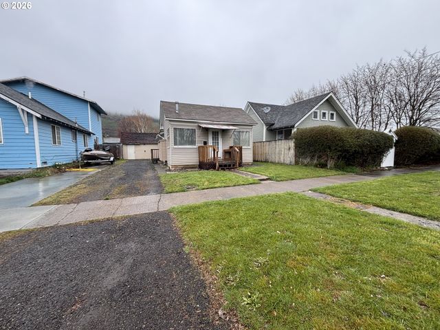 2208 CEDAR St, La Grande, OR 97850