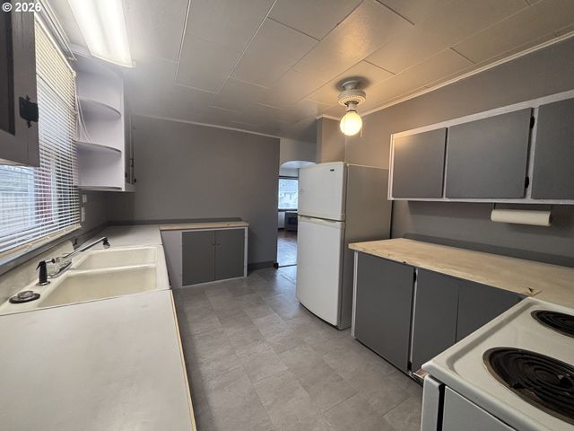 2208 CEDAR St, La Grande, OR 97850